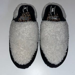 New P448 Laby Women's Ivory Faux Fur Slip-On Platform Sneakers Sz 37 Cozy Sherpa